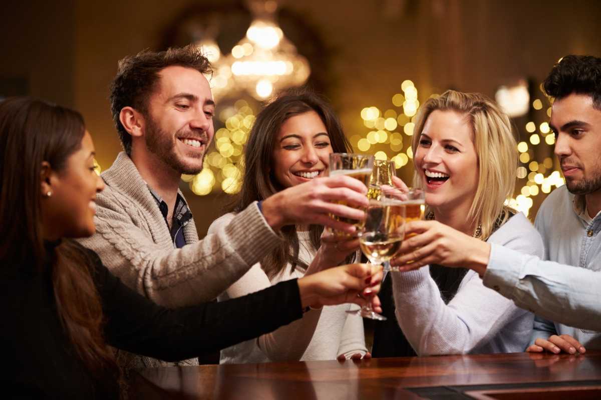 3 Digital Signage Strategies to Promote Happy Hour at Your Bar